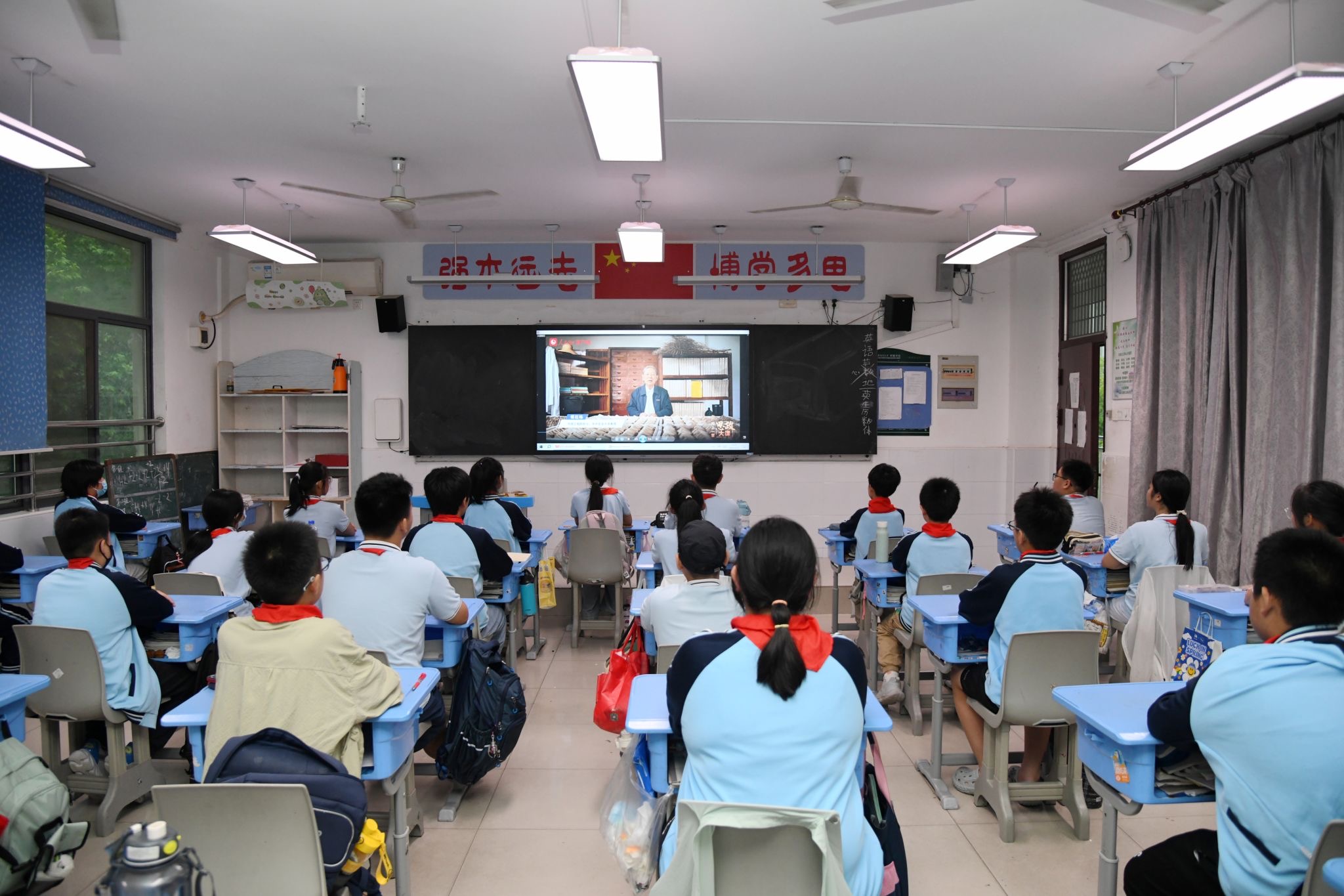 华中农业大学附属学校七年级学生开展主题班会，观看“大国粮‘芯’”思政大课。徐行摄