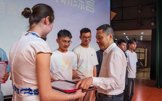 江汉大学校长景新华出席活动并为学员们颁发证书