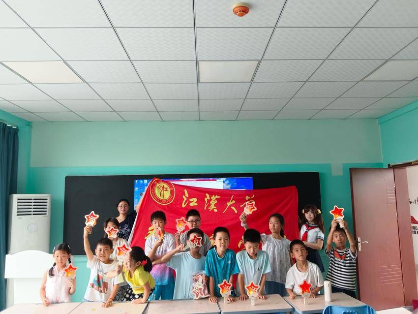 纪念长征胜利90周年｜江汉大学外国语学院学生党员走进社区爱心托管班 用双语课堂为孩子们讲述长征故事.docx