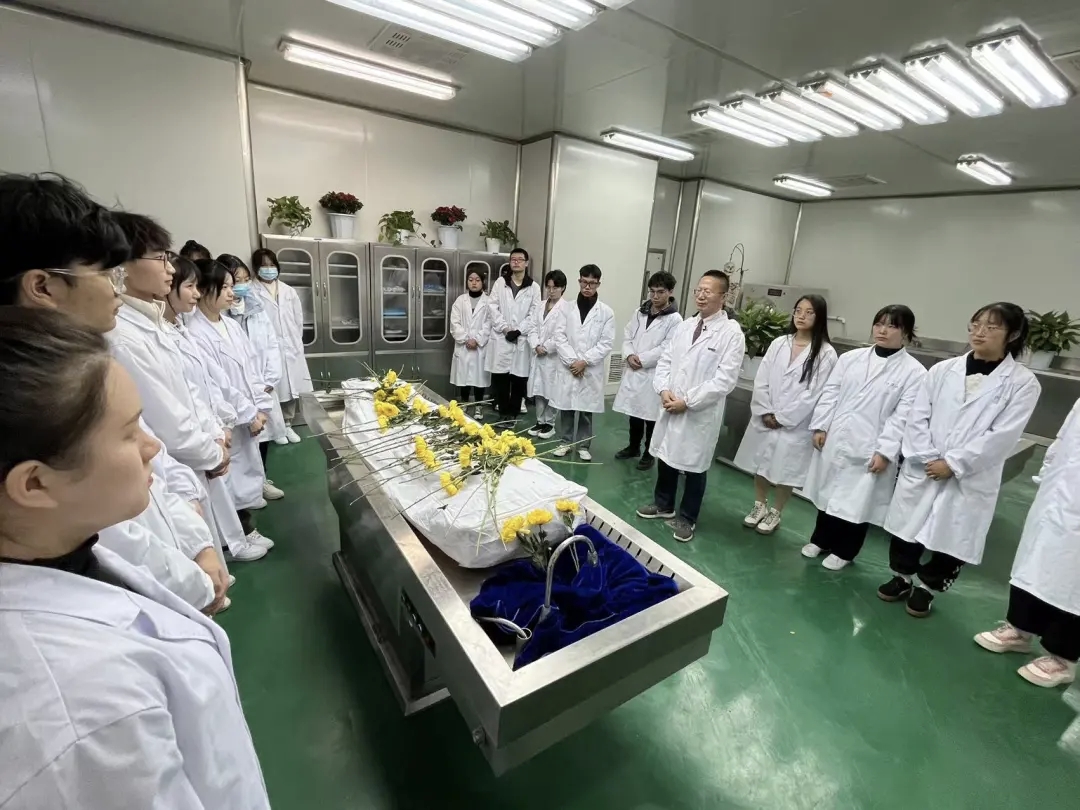 解剖课前致敬仪式.jpg