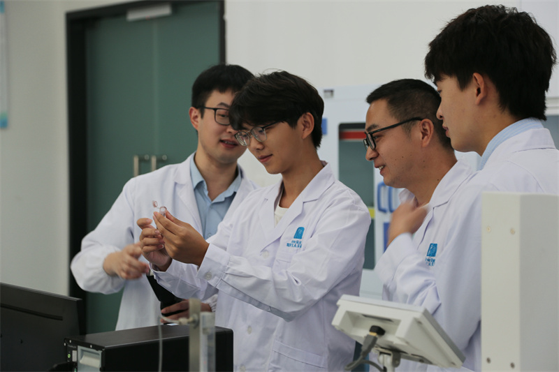 学生在“双导师制”下接受培养。江汉大学供图 学生在“双导师制”下接受培养。江汉大学供图