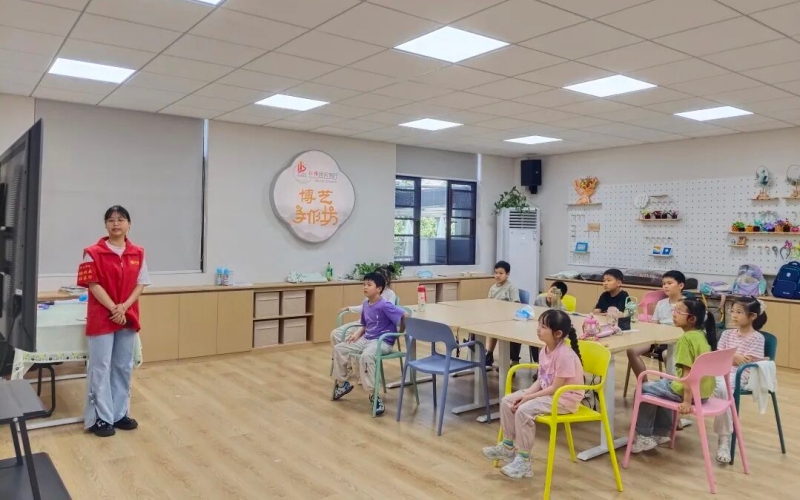 法学院实践队伍开展“爱心托管班”志愿服务。 法学院实践队伍开展“爱心托管班”志愿服务。