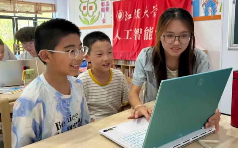 AI启蒙课走进茶乡校园。 AI启蒙课走进茶乡校园。