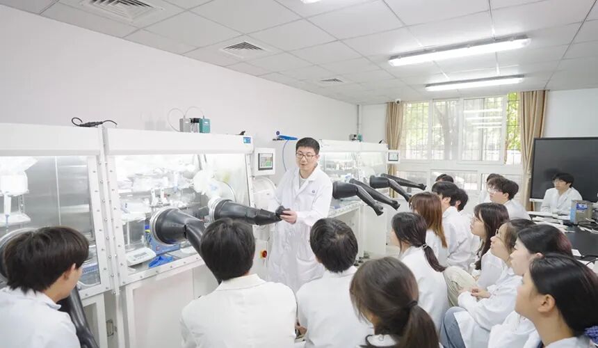 化工学生开展实验教学活动。江汉大学供图