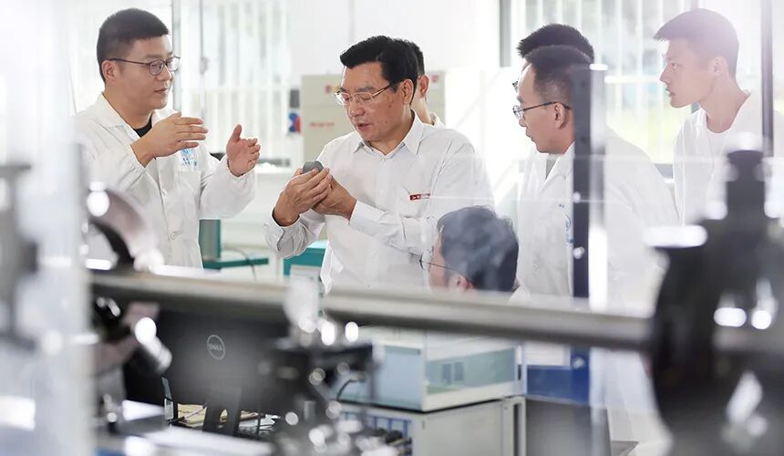 谢先启院士带领实验室科研骨干开展基础研究。江汉大学供图