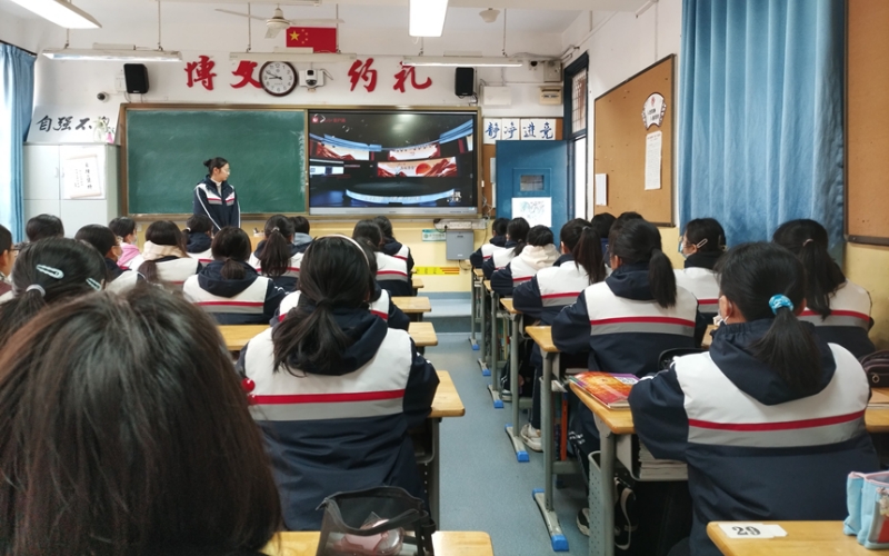 武汉市第十四中学高一俄语实验班学生集中收看“为国攀登”思政大课。受访者供图 武汉市第十四中学高一俄语实验班学生集中收看“为国攀登”思政大课。受访者供图