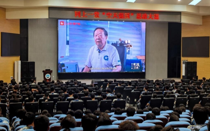 长江大学组织全体学生观看学习“空天强国”思政大课。受访者供图 长江大学组织全体学生观看学习“空天强国”思政大课。受访者供图
