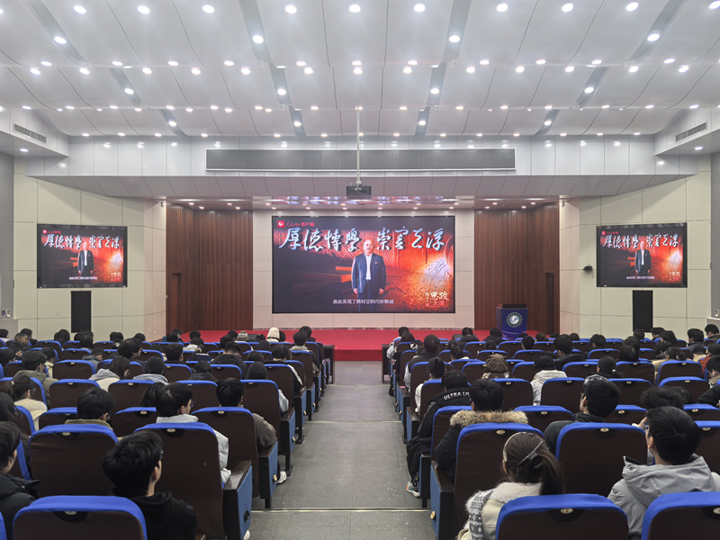 武汉科技大学学生集体观看“百炼成钢”思政大课。毕浩洋摄 武汉科技大学学生集体观看“百炼成钢”思政大课。毕浩洋摄