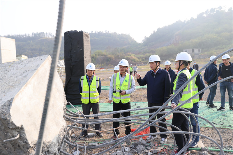 谢先启院士带领团队在位于江夏的精细爆破野外实验基地开展爆破实验。朱磊摄 谢先启院士带领团队在位于江夏的精细爆破野外实验基地开展爆破实验。朱磊摄