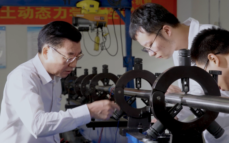 谢先启院士指导学生使用设备